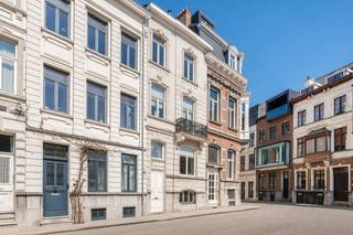 In de gegeerde Notarisstraat, op wandelafstand van de Reep en het historisch centrum van Gent, bevindt zich deze vergunde en volledig...