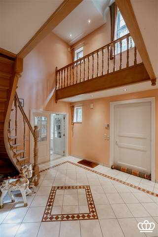 <p><span>Residentieel gelegen villa te Heide-Kalmthout met o.a. lichte leefruimte, 3-4 slaapkamers, 3 badkamers, inpandige garage voor 2 wagens en een grote zolderverdieping die veel mogelijkheden biedt op een perceel van ca. 2.620 m² omgeven door een aangelegde en open tuin nabij het centrum van Heide-Kalmthout en de Kalmthoutse Heide. </span></p><p><span> </span></p><p><span>INDELING</span></p><p><span> </span></p><p><span>Gelijkvloers:</span></p><p><span>Inkomhal met vide, houten trappartij en gastentoilet. Ruime en lichte living onderverdeeld in een zithoek met openhaard, een verhoogde TV-hoek en een eethoek. Aangrenzende keuken voorzien van inbouwapparatuur en schuifdeur naar het terras, naast gelegen berging/wasplaats en vervolgens een ruime inpandige garage voor 2 wagens met automatische poorten en daarboven een ruime bergzolder. De gehele verdieping is op een keramische tegelvloer, de leefruimtes zijn voorzien van vloerverwarming.</span></p><p><span> </span></p><p><span>1e verdieping:</span></p><p><span>Nachthal die uitgeeft op een zeer grote masterbedroom met ingebouwde kasten en aansluitend een badkamer met ligbad, dubbele lavabo en toilet. De masterbedroom is eenvoudig onder te verdelen in 2 slaapkamers.</span></p><p><span>Verder op deze verdieping nog 2 slaapkamers met elk een eigen douchekamer en een apart toilet op de nachthal. De gehele verdieping, met uitzondering van de badkamers, is op parket.</span></p><p><span> </span></p><p><span>Zolder:</span></p><p><span>Middels een vlizotrap vanuit de masterbedroom toegang tot een grote zolderverdieping die veel mogelijkheden biedt zoals extra slaapkamers, hobbyruimte, etc..</span></p><p><span> </span></p><p><span>Tuin:</span></p><p><span>De villa is omgeven door een open tuin en geheel omheind voorzien van elektrische toegangspoort met videofoon, achter de woning een terras en 2 vijvers.</span></p><p><span> </span></p><p><span>Bijzonderheden:</span></p><p><span>- In de vermelde oppervlakte is het exclusieve gebruik van het aangrenzende perceel van ca. 800 m² opgenomen dat momenteel ook onderdeel uitmaakt van de tuin, hoewel deze grond juridisch niet tot het eigendom behoort.</span></p><p><span>- De woning is o.a. voorzien van CV op gas, alarm, waterontkalker,..<br />- De gevel is opgetrokken met authentieke " Brugse Abdijmoef "</span></p><p><span>- Grote zolderverdieping op betonvloer die nader is af te werken maar een zee aan ruimte biedt. </span></p><p><span> </span></p>