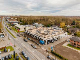Deze handelsruimte maakt deel uit van het prestigieuze project Gouwy en geniet van een centrale ligging in Sint-Martens-Latem, een gemeente die bekendstaat om haar exclusieve woonkwaliteit. Dankzij deze toplocatie is er maximale visibiliteit en een constante stroom van voorbijgangers.<br /><br />Het handelspand/kantoor wordt casco aangeboden, waardoor de koper volledige vrijheid heeft om de ruimte naar eigen noden en wensen in te richten. Dit maakt het pand uitermate geschikt voor diverse commerciële of professionele doeleinden.<br /><br />De handelsruimte bevindt zich op het gelijkvloers van de residentie. Het ontwerp van Gouwy, gerealiseerd door Bontinck Architecture &amp; Engineering, legt sterk de nadruk op licht en openheid. De grote raampartijen zorgen voor een overvloed aan natuurlijk daglicht, wat het werkcomfort verhoogt en de zichtbaarheid van de ruimte versterkt.<br /><br />Bij het pand horen maar liefst 37 ondergrondse en 8 bovengrondse parkeerplaatsen, een absolute meerwaarde voor zowel medewerkers als klanten.<br /><br />De handelsruimte beschikt over een bruto vloeroppervlakte (BVO) van 1.296,33 m².<br /><br />Voor meer informatie neem contact op met Krista op 0470 70 72 26