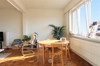 <p><span>GENT - Sportstraat 153: Op zoek naar </span><span>een gerenoveerd appartement te huur aan Station Gent?</span><span> Dan is dit pand mogelijk iets voor u. </span></p><p><span> </span></p><p><span>De belangrijkste troeven in een notendop:</span></p><ul><li><span>Gunstige locatie tussen Station Gent-Sint-Pieters en stadscentrum</span></li><li><span>Gelegen in een rustige straat, nabij de Blaarmeersen</span></li><li><span>Karaktervol, gezellig en instapklaar</span></li></ul><p><span> </span></p><p><span>Indeling:</span></p><p><span>Centrale inkomhal met vestiairekast, apart toilet, gezellige leef-en eetruimte met blokjesparket, aparte geïnstalleerde keuken (gasvuur, dampkap, oven, koelkast, diepvries, aansluiting vaatwas voorzien). Vanuit de centrale hal komen we tot 2 slaapkamers, badkamer met wasmeubel en douche en plaats voor een wasmachine. </span></p><p><span> </span></p><p><span>Huurprijs: € 1.150 + € 150 gemeenschappelijke kosten (incl. eigen verbruik verwarming en water). Elektriciteit afzonderlijk af te rekenen. </span></p><p><span>Beschikbaar vanaf 01/12/2026. Domicilie verplicht. </span></p><p><span> </span></p><p><span>Neem contact op ons kantoor voor een bezoek ter plaatse via onze website.</span></p><p><span> </span></p><p><span> </span></p>