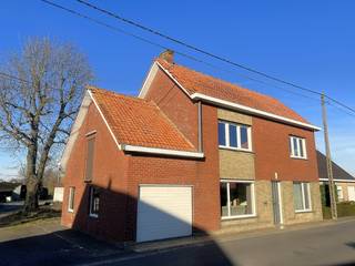 <strong>Op zoek naar rust, ruimte én mogelijkheden voor private opslag?<br />Deze vergunde woning in landelijke omgeving combineert rustig wonen met 2 vergunde opslaggebouwen van elk 750 m² groot, extra bergruimte, een charmant bakhuisje en een mooi stuk grond.</strong><br />Gelegen te velde, met prachtige uitzichten langs heel wat zijden.<br /><br /><strong>!! vergunning functiewijziging !!<br />!! wijziging van de functie van landbouw naar residentieel gebruik, is vergund !!</strong><br /><br />Belangrijkste kenmerken : 
<ul>
	<li><span>vergunde residentiële woning in landelijke omgeving</span></li>
	<li><span>gelegen in landschappelijk waardevol agrarisch gebied</span></li>
	<li><span>voormalige landbouwsite – landbouwactiviteit stopgezet</span></li>
	<li><span>2 vergunde bijgebouwen geschikt voor passieve opslag, passief gebruik</span></li>
	<li><span>geen actieve exploitatie</span></li>
	<li><span>toegelaten opslag van allerhande materiaal, materieel, auto's, caravans, e.d.</span></li>
	<li><span>opslag uitsluitend binnenin de vergunde gebouwen</span></li>
	<li><span>geen buitenopslag of commerciële activiteiten</span></li>
	<li>rust en privacy gegarandeerd</li>
</ul>
<br /><strong>***** TOP-AANBIEDING *****</strong>