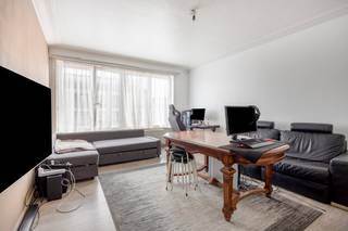<p>immo DAVID vous propose cet appartement prêt à emménager de 2 chambres avec garage, idéalement situé au troisième et dernier étage, vous garantissant ainsi une tranquillité optimale sans voisins au-dessus. Le hall d'entrée donne accès à un lumineux séjour ainsi qu'à une cuisine séparée entièrement équipée. L'appartement dispose de deux chambres de respectivement 8 m² et 14 m². La plus petite chambre bénéficie d'un accès direct à un agréable balcon. Vous y trouverez également une salle de bains équipée, un WC séparé et une buanderie pratique.</p>
<p>Un autre atout est la spacieuse cave privative qui, combinée au garage, offre de nombreuses possibilités de rangement et de stationnement. Grâce au vidéophone, vous profitez également d'un confort et d'une sécurité supplémentaires.</p>
<p>Avec un excellent PEB de classe B, aucune obligation de rénovation ne s'applique, ce qui rend cet appartement particulièrement intéressant tant pour une occupation personnelle que pour un investissement. Sa situation privilégiée à proximité du Ring, du centre de Zellik, de Bruxelles, des commerces, des transports en commun, de l'UZ Jette et du bois de Laarbeek assure une excellente accessibilité et un cadre de vie agréable. Une opportunité idéale pour ceux qui recherchent un appartement confortable dans un emplacement stratégique.</p>