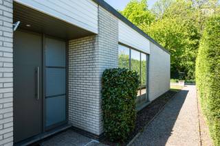 Welkom in deze verzorgde en instapklare halfopen bebouwing in een rustige buurt van Evergem. Deze charmante gelijkvloerse woning combineert comfortabel wonen met een praktische indeling en tal van recente renovaties, waardoor u hier meteen uw thuis van kunt maken.<br /><br />De woning beschikt over een lichtrijke en ruime leefruimte, een volledig vernieuwde keuken met kwaliteitsvolle toestellen, drie volwaardige slaapkamers, een moderne badkamer met inloopdouche en een aparte garage met automatische sectionaalpoort. Dankzij de gelijkvloerse indeling geniet u bovendien van extra wooncomfort en toegankelijkheid.<br /><br />De voorbije jaren werd de woning grondig aangepakt met aandacht voor energiezuinigheid en hedendaags wooncomfort. Zo werden onder meer het dak en de spouwmuren geïsoleerd, de ramen en voordeur vernieuwd met hoogrendementsglas en werden ook de keuken, badkamer, vloeren en binnendeuren volledig vernieuwd. Dit resulteert in een gunstig EPC-label B.<br /><br />Buiten geniet u van een aangename tuin en een perceel van 352 m², ideaal om tot rust te komen of gezellig te genieten met familie en vrienden. De woning is rustig gelegen, maar toch dichtbij winkels, scholen, openbaar vervoer en belangrijke verbindingswegen.<br /><br />Troeven van deze woning:<br /><br />Gelijkvloerse woning met praktische indeling<br />3 slaapkamers<br />Vernieuwde keuken en badkamer<br />EPC label B<br />Dak- en muurisolatie<br />Aluminium ramen met hoogrendementsglas<br />Elektriciteit conform<br />Garage met automatische poort<br />Rustige ligging in Evergem<br /><br />Naastgelegen woning staat ook te koop, ideaal voor kangoeroewonen. https://bit.ly/3PATzX1<br /><br />Contacteer Top Vastgoed voor meer info en een bezoek op 0475 700 700.