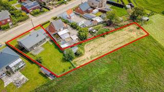 [[ DIT PAND NEEMT DEEL AAN DE ERA OPEN HUIZEN DAG OP 13/6 VAN 16:00 TOT 17:00 ]] 
<p>Te koop: Gelijkvloerse woning in Tielt-Winge, op wandelafstand van het busstation en met een volledig omheinde tuin.</p><p>Bekijk de woning hier alvast volledig virtueel zowel binnen als buiten.</p><p><br /></p><p>Deze woning uit 1973 ligt in een rustige, landelijke omgeving met vrij uitzicht over de velden. Dankzij de ligging nabij het busstation van Tielt-Winge geniet je van vlotte verbindingen, terwijl de omheinde tuin privacy en veiligheid biedt. De woning combineert een praktische indeling met een veranda en een gezellige woonkamer met kachel.</p><p><br /></p><p>Belangrijkste ruimtes:</p><p>• Woonkamer met kachel en veel lichtinval</p><p>• Keuken met inductiekookplaat, combi-oven en vaatwasser</p><p>• Veranda met zicht op de tuin</p><p>• Badkamer met inloopdouche, toilet en wastafel in meubel</p><p>• Twee slaapkamers</p><p>• Bureel</p><p>• Berging</p><p>• Volledig omheinde tuin</p><p><br /></p><p>Troeven:</p><p>• Op wandelafstand van het busstation Tielt-Winge</p><p>• Landelijke ligging met open zicht</p><p>• Volledig omheinde tuin</p><p><br /></p><p>Neem vandaag nog contact op met je ERA-makelaar voor een bezoek.</p><p><br /></p><p>JOUW DROOMHUIS. ZO GEVONDEN!</p>