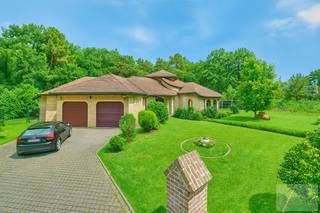 Welkom op de Herebaan-West 50 in Houthalen-Helchteren, waar deze charmante en instapklare Spaanse villa wacht op haar nieuwe eigenaar. Gelegen op een ruim perceel van 1.532 m², biedt deze woning een unieke combinatie van ruimte, rust en bereikbaarheid.<br /><br />De woning beschikt over 3 volwaardige slaapkamers, ideaal voor gezinnen of wie extra ruimte zoekt voor een kantoor of hobbykamer. De zeer ruime woonkamer baadt in natuurlijk licht en vormt het hart van het huis, perfect voor gezellige avonden of het ontvangen van gasten.<br /><br />De inpandige garage biedt plaats aan twee wagens en heeft daarnaast nog voldoende opbergruimte. Rondom de woning geniet je van een royale tuin met talloze mogelijkheden: van een zonneterras tot een zwembad of speelruimte.<br /><br />Troeven op een rij:<br />Spaanse stijl met karaktervolle uitstraling<br />3 slaapkamers <br />Zeer grote en lichtrijke leefruimte<br />Inpandige garage voor 2 wagens<br />Perceel van maar liefst 1.532 m²<br />Gelegen nabij winkels, scholen en belangrijke invalswegen<br /><br />Deze woning combineert het beste van comfortabel wonen met een mediterrane flair, en dat op een topligging in Limburg.<br />Mis deze kans niet en plan vandaag nog je bezoek!