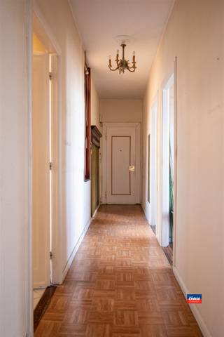 <p><span>2018 ANTWERPEN | TE RENOVEREN APPARTEMENT MET TWEE SLAAPKAMERS EN MOOI, ONVERSTOORDE UITZICHT | BEWOONBARE OPPERVLAKTE 106m² | EPC D |</span></p><p><span>Indeling als volgt: Inkomhal - grote woon- en eetruimte - keuken - 2 slaapkamers - badkamer met douche, lavabo en toilet - berging.<br />Maandelijkse kosten bedragen ca. 320 euro (water, gas, minuterie, syndicus, blokpolis, onderhoud,..)</span></p><p><span>Het appartement is gunstig gelegen nabij winkels, openbaar vervoer en alle verbindingswegen.</span></p>
