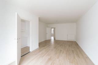 <p><strong>Rust en ruimte op een centrale locatie.</strong> Dit instapklare appartement combineert het comfort van stadswonen met het zeldzame voordeel van een privatieve tuin van maar liefst 123 m². Je woont hier in een rustige straat, maar toch vlakbij alle voorzieningen die Berchem te bieden heeft.</p><p><br /></p><p><strong>Het appartement bestaat uit</strong> een inkomhal – apart toilet – een ruime en lichtrijke woonkamer – een verzorgde en uitgeruste keuken – 2 slaapkamers (ca. 10-15m²), waarvan één aansluitingen heeft voor wasmachine en droogkast – een badkamer met ligbad en wastafel – een zuidgerichte tuin.</p><p><br /></p><p><strong>Troeven</strong>: instapklaar appartement - uitzonderlijk grote privétuin (123 m²) - ruime, lichtrijke leefruimte - rustige, centrale ligging in Berchem.</p><p><br /></p><p>Bezoek mogelijk na aanmaken huurdersprofiel via https://mijnhuurprofiel.be/property/3913d676-916f-4fbe-be0e-b98de38efbce</p>