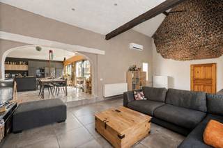 <p>Ideaal gelegen zal deze ruime eigendom van meer dan 350 m² grote gezinnen, vrije beroepen of zelfstandigen aanspreken die op zoek zijn naar een woning diewooncomfort combineert met een professionele ruimte.</p><p>Op het gelijkvloers bestaat de woning uit een ruime inkomhal, een polyvalente ruimte (speelkamer, bureau, enz.), een prachtige lichtrijke leefruimte met kathedraalplafond en houtkachel, en een grote volledig uitgeruste Dovy-keuken met eethoek die uitgeeft op de tuin.</p><p>Verder vindt u op het gelijkvloers twee slaapkamers, waarvan één met private douchekamer en toilet, een wasruimte/technische ruimte en een afzonderlijk toilet.</p><p>In de kelder bevindt zich een praktische kelder die extra opslagruimte biedt.</p><p>Op de verdieping beschikt de woning over een mezzanine die naar wens kan worden ingericht als bureau, slaapkamer of ontspanningsruimte, twee mooie slaapkamers en een prachtige, recent gerenoveerde badkamer met bad, douche, dubbele wastafel en toilet.</p><p>Een grote troef van deze eigendom is de onafhankelijke professionele ruimte, momenteel ingericht als medische praktijk. Deze omvat een consultatieruimte, een wachtzaal en toiletten, en is toegankelijk voor personen met beperkte mobiliteit. Hierdoor zijn tal van professionele activiteiten mogelijk. Een elektrische poort en een ruime parking bieden plaats aan patiënten of klanten van deze beroepsactiviteit.</p><p>Buiten geniet u van een prachtige tuin op een perceel van meer dan 15 are, met terras voorzien van een zonnescherm, vijver, kippenhok, tuinhuis, grote schommel en zijdelingse doorgang.</p><p>Technische kenmerken: EPC C, conforme elektriciteit, recent en geïsoleerd dak, PVC- en houten ramen met dubbele beglazing, condenserende gasketel (2018), afzonderlijke verwarmingsketel voor het professionele gedeelte, warmtepomp warm/koud, zonnepanelen met batterij van 3 kW, thermodynamische boiler, waterverzachter, parlofoon, alarmsysteem, camera’s, gemotoriseerde poorten, Quooker-kraan in de keuken, enz.</p><p>Een zeldzame eigendom met royale volumes, een uitstekend uitrustingsniveau en tal van gebruiksmogelijkheden, zowel privé als professioneel. U hoeft enkel uw koffers neer te zetten! Zeker een bezoek waard.</p><p>Informatie en bezoeken via: aurelie@immobeguin.be</p>