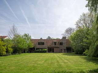 <strong>Bijzonder ruime en vrijstaande villa (BJ 1982) gelegen op een gunstig perceel van ca. 9.700 m²</strong><strong> in Ouwegem (Kruisem). </strong><br /><br />Deze op te frissen eigendom geniet van een uitstekende zuidwestelijke oriëntatie en biedt prachtige vergezichten, omgeven door een uitzonderlijk groene en rustige omgeving. Met een eigen bloemenweide en bos achteraan geniet u hier van een uitzonderlijk gevoel van rust, privacy en verbondenheid met de natuur.<br /><br />De villa beschikt over een bewoonbare oppervlakte van maar liefst 437 m² en omvat onder meer een ruime inpandige garage met plaats voor twee wagens en fietsen, royale leefruimtes, een afzonderlijke bureauruimte op de gelijkvloerse verdieping, vijf slaapkamers en twee badkamers.<br /><br />Deze vrijstaande villa verkeert structureel in goede staat en behaalt een gunstige EPC-score van 206 kWh/m², mede dankzij de installatie van 21 zonnepanelen en een zonneboiler in 2021. Bovendien biedt de woning heel wat mogelijkheden om ze verder te personaliseren. <br /><br />De volwassen tuin met sfeerverlichting is ingedeeld in verschillende zones, elk met een eigen sfeer en karakter, waardoor u op elk moment van de dag kan genieten van rust, groen en privacy. Het perceel strekt zich uit over een indrukwekkende lengte van 156 meter en bereikt op het breedste punt een breedte van maar liefst 56 meter.<br /><br /><strong>Kortom, de ideale eigendom voor wie wil genieten van ruimte, privacy en landelijk wonen.</strong>