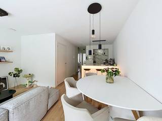 Dit energiezuinige appartement, gelegen op het gelijkvloers, vormt de ideale thuis voor starters of koppels die op zoek zijn naar een comfortabele en energiezuinige woonst in Wolvertem.<br /><br />Het appartement bestaat uit:<br /><br />-Inkomhal<br />-Apart toilet<br />-Open, ingerichte keuken met bar<br />-Woonkamer met zicht op het terras<br />-Ruim terras van 15 m²<br />-Ruime slaapkamer<br />-Ingerichte badkamer met lavabo en inloopdouche<br />-Berging met plaats voor de wasmachine<br />- Staanplaats en berging<br /><br />Het appartement is afgewerkt met hoogwaardige en duurzame materialen. Zo beschikt het onder meer over een prachtige parketvloer en wordt het verwarmd én gekoeld via een energiezuinige warmtepomp met vloerverwarming en -koeling.<br /><br />De gemeenschappelijke kosten bedragen € 100,00 per maand en worden aangerekend onder de vorm van een provisie. Deze dienen voor het onderhoud en de elektriciteit van de gemeenschappelijke delen en het gebruik van de lift.<br /><br />Interesse in dit appartement in Wolvertem? Wacht dan niet langer en neem snel contact op via www.dewaele.com voor een bezichtiging. Wij vragen je vriendelijk om vooraf je huurprofiel aan te vullen via www.mijnhuurprofiel.be.<br /><br />Beschikbaar vanaf 01/09.<br /><br />Bestuursmaatregelen in het maatregelenregister: nee