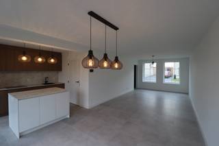 <strong>INDELING</strong><br /><br /><strong>GELIJKVLOERS</strong><br />Inkomhal met trap naar 1ste verdieping, toiletruimte met wastafel, woonkamer met open keuken.<br />Keuken voorzien van volgende toestellen: inductiekookplaat, afzuigkap, combi-oven, koelkast en vaatwasmachine, aansluitende berging voorzien van uitgietbak, wamptepomp, regenwaterpomp, aansluiting voor wasmachine en droogkast en omvormer pv.<br /><br /><strong>1STE VERDIEPING</strong><br />Overloop met vaste trap naar de zolderverdieping, toiletruimte, badkamer voorzien van ligbad, inloopdouche en dubbel badkamermeubel, 3 slaapkamers.<br /><br /><strong>ZOLDERVERDIEPING</strong><br />Overloop, berging/technische ruimte met ventilatiesysteem type C.<br /><br /><strong>BUITEN</strong><br />Tuin met terras, tuinberging en 2 autostaanplaatsen. <br /><br />De woning is volledig opgeschilderd en voorzien van verlichting.