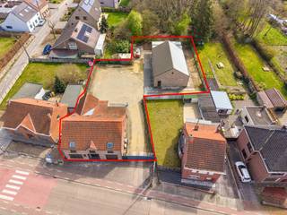 Deze ruime en goed gelegen woning bevindt zich op een perceel van 12a47ca en biedt een unieke combinatie van wonen, ruimte en professionele mogelijkheden. Achteraan beschikt het pand over een ruime parking en loods, ideaal voor zelfstandigen of hobbyisten. De ligging is bijzonder praktisch, in de nabijheid van scholen, winkels, restaurants, apotheek, het Meer van Rotselaar (“De Plas”) en het station van Wezemaal.<br /><br />Op het gelijkvloers kom je binnen via de inkomhal die toegang geeft tot een bureaukamer, een gastentoilet, de leefruimte en een afzonderlijke keuken. Verder zijn er nog een berging en een wasplaats, die via de achterhal toegang geeft tot het terras en de achterzijde van de woning. Vooraan beschikt de woning over een inpandige garage met automatische kantelpoort.<br /><br />De eerste verdieping telt vier slaapkamers, allen voorzien van airconditioning, een badkamer, een afzonderlijk toilet en een extra zolderkamer. Via de automatische poort aan de rechterzijde van de woning bereik je de achterliggende parking en de ruime loods van ca. 135 m², uitgerust met twee sectionale poorten (3m x 3m). Achter de loods bevindt zich bovendien nog een carport van ca. 40 m² met een hoogte van 3 meter.<br /><br />Bent u bijgevolg op zoek naar een goed gelegen woning met veel opslagruimte dan kan u voor een bezoek contact opnemen met Jan Schrijvers via 0495 18 95 81 of janschrijvers@immojanstas.be.<br /><br />Bijkomende info (EPC, bodemattest, elektriciteitsattest, enz...) kan U hier downloaden ↓