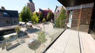 Welkom in residentie ’t Streutje, een kleinschalig project in het hart van Diepenbeek, tegenover het gemeentehuis en het Marktplein. Winkels, horeca en alle dagelijkse voorzieningen bevinden zich op wandelafstand.<br /><br />Dit appartement op de tweede verdieping beschikt over een inkomhal met gastentoilet, een ruime leefruimte met open keuken en berging, drie slaapkamers, twee badkamers en een zonnig terras.<br />Daarnaast geniet je van modern wooncomfort dankzij vloerverwarming, ventilatiesysteem D en privé zonnepanelen. Twee privé parkeerplaatsen en twee buitenbergingen zijn inbegrepen.<br /><br /><strong>Troeven</strong>:
<ul>
	<li>Centrale ligging in hartje Diepenbeek</li>
	<li>3 slaapkamers</li>
	<li>2 badkamers</li>
	<li>Ruim terras</li>
	<li>Privé parkeerplaats en buitenberging</li>
</ul>
Plan vandaag nog je bezoek en ervaar zelf het comfort van deze gelijkvloerse woning in Diepenbeek. Stel je kandidaat via onze website via de knop "ik ben kandidaat". <br /><br />Wil je weten wat jouw woning waard is? Contacteer ons via info@optie-m.be
