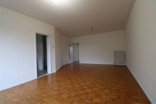 <p>Wonen tussen groene parken en tevens dichtbij invalswegen? Wij presenteren dit 2 slaapkamer appartement te Borsbeek. <br />Gelegen in een aangename buurt nabij het centrum van Borsbeek en Deurne Zuid en omgeven door het Floris Primspark, het Mertensplein, Fort 3 en Boekenbergpark. Een locatie dichtbij winkels, gezellige cafés en supermarkten en tevens direct aan alle grote invalswegen. Openbaar vervoer op wandelafstand.</p><ul><li>2 SLP</li><li>Balkon</li><li>Autostaanplaats</li></ul><p>Dit appartement van 80 m² is gelegen op de 2e verdieping van een kleinschalig gebouw met 6 appartementen. De inkomhal met apart toilet en technische berging leidt naar de leefruimte. De royale leefruimte op parket is ingedeeld in een living, een eetkamer. aansluitend bevindt zich de keuken, geïnstalleerd met toestellen. Aan de rustige achterzijde bevinden zich de 2 slaapkamers van 16 m² en 11 m². De slaapkamers delen een badkamer die een bad met douche, een dubbele wastafel en een handdoek droger omvat.</p><p>Gemeenschappelijke kosten: € 41 </p><p>Interesse?<br />Vul je bezoekaanvraag in op onze website: www.sinjoor.be</p>