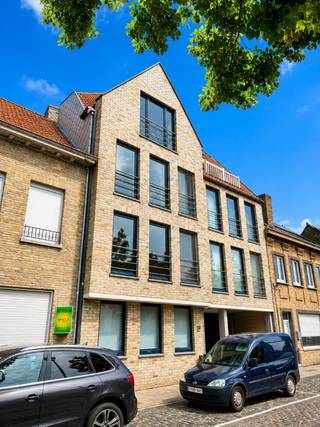 omvattende een gezellige living, volledig ingerichte open keuken, ingerichte badkamer, 2 slaapkamers, berging en balkon<br />met mogelijkheid tot het bijhuren van een hele grote dubbele garage (voor 2-3 auto's)<br /><br />HP appartement = 695 €/maand<br />HP garage (niet verplicht bij te huren) = 100 €/maand<br />voorschot HL = 50 €/maand