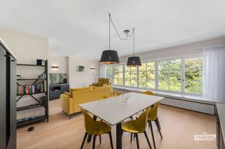 Bent u op zoek naar een instapklaar appartement aan de kust met ruimte, comfort én een uitstekende ligging? Dan is dit bijzonder aangenaam appartement in Blankenberge beslist een bezoek waard. Gelegen aan een rustig en groen park combineert deze woning een serene woonomgeving met een centrale ligging, waarbij het bruisende centrum en de zeedijk zich op wandelafstand bevinden.<br /><br />Het appartement werd vernieuwd en uitstekend onderhouden, waardoor u hier zonder grote zorgen of onmiddellijke renovatiewerken uw nieuwe thuis kunt maken. De grote raampartijen zorgen voor een overvloed aan natuurlijk licht en creëren een bijzonder aangename sfeer in de leef- en eetruimte. Vanuit de ingerichte keuken heeft u toegang tot het eerste terras, terwijl ook de drie volwaardige slaapkamers uitgeven op een tweede terras. Een bijzonder aangename troef die extra buitenruimte en licht biedt.<br /><br />De praktische indeling omvat een inkomhal met vestiairemogelijkheid, een ruime leef- en eetruimte, een modern ingerichte keuken, drie volwaardige slaapkamers, een verzorgde badkamer en een handige berging. Daarnaast beschikt het appartement over een privatieve kelderberging. Wie extra comfort wenst, heeft bovendien de mogelijkheid om een garage aan te kopen.<br /><br />Ook op technisch vlak is dit appartement volledig up-to-date. Met een gunstig EPC-label B en een volledig conforme elektrische installatie beschikt u over een energiezuinige en technisch geruststellende woning die klaar is voor de toekomst. Het appartement kan door z'n grootte aanschouwd worden als woonappartement maar is door z'n uitrusting en locatie ook uitermate geschikt voor (vakantie)verhuur. De meubels kunnen desgewenst ook worden aangekocht.<br /><br />
