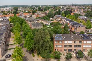 <p><span>Prachtig gelegen hoekperceel voor halfopen bebouwing in Aartselaar</span></p><p><span>Bent u op zoek naar de perfecte locatie om uw droomwoning te realiseren? Deze uitzonderlijke bouwgrond aan de residentiële Zwaluwenlaan in Aartselaar biedt een unieke kans. Met een mooie oppervlakte van 386 m² is dit perceel uitermate geschikt voor het oprichten van een stijlvolle en comfortabele halfopen bebouwing. Dankzij de unieke ligging op een hoek geniet u hier bovendien van extra lichtinval, privacy en tal van creatieve mogelijkheden bij het ontwerpen van uw toekomstige thuis.</span></p><p><span>Naast de ideale vormtroeven scoort deze grond ook uitstekend op vlak van locatie. U woont hier in een rustige, aangename buurt, maar geniet tegelijkertijd van een uiterst centrale ligging. Scholen, winkels en het gezellige centrum van Aartselaar bevinden zich in de directe nabijheid. Daarnaast bent u dankzij de uitstekende verbinding met grote invalswegen zoals de A12 en E19 in een mum van tijd in Antwerpen of Brussel.</span></p><p><span>Kortom: de ideale balans tussen rust, bereikbaarheid en potentieel. Grijp deze kans en leg hier de fundering voor uw toekomst. Neem vandaag nog contact met ons op voor meer informatie! Tel. 052 50 50 00</span></p>