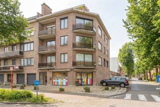 <p><strong>Commercial  corner building ground floor 241 m²  </strong></p><p>In a strategic location on Augustijnslei is this <strong>spacious ground floor commercial property</strong>, ideal for offices, liberal professions, workshop, services or light manufacturing.</p><p>At the front you enjoy an <strong>open office space of no less than 112 m²</strong> with lots of light and plenty of layout possibilities.</p><p>At the back are a <strong>kitchen </strong> <strong>storage room</strong>, a <strong>separate toilet</strong>, and two workshops of <strong>85 m²</strong> and <strong>6.83 m²</strong>, ideal as a workshop, storage or production space.</p><p>Thanks to its wide facade, central location and good accessibility, this property represents an excellent opportunity for those looking for a <strong>functional and spacious commercial location</strong> in Brasschaat.</p><p>📞 Interested or more info?<br />Contact us at <strong>03 646 66 55</strong> or <strong>info@sinjoor.be</strong><span><strong></strong></span>.</p>