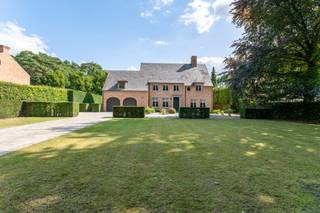 <p><strong>Statige villa met lift en luxueuze afwerking in residentiële wijk “Den Drijhoek” te Zoersel<br /></strong>In de exclusieve en residentiële woonwijk “Den Drijhoek” op de grens van Schilde bevindt zich deze uitzonderlijke villa uit 2007, afgewerkt met oog voor detail, hoogwaardige materialen en hedendaags comfort. De woning combineert een tijdloze landelijke architectuur met moderne technieken en een uitstekende energieprestatie (EPC A).</p>
<p>De villa is gelegen op een mooi aangelegd perceel en geniet van maximale privacy dankzij de volwassen tuin met ruim bijgebouw en stijlvolle omheining. De statige gevels, charmante daklijnen en royale oprit geven deze eigendom een bijzonder klassevolle uitstraling.</p>
<p><strong>Luxe, comfort en energiezuinigheid<br /></strong>Deze woning werd uitgerust met alle hedendaagse voorzieningen waaronder:</p>
<ul>
<li>Lift aanwezig</li>
<li>EPC-label A</li>
<li>Zonnepanelen</li>
<li>Airconditioning</li>
<li>Hoogrendementsketel</li>
<li>Domoticasysteem</li>
<li>Alarminstallatie</li>
<li>Sunscreens</li>
<li>Centraal stofzuigsysteem</li>
<li>Bevloeïngssysteem</li>
<li>Automatische garagepoorten</li>
<li>Kruipkelder</li>
<li>Laadstation in garage</li>
<li>Thuisbaterij</li>
</ul>
<p><strong>Indeling gelijkvloers<br /></strong>Via de stijlvolle inkomhal met vestiaire en gastentoilet betreedt u deze lichtrijke villa. De royale leefruimte bestaat uit een ruime eetkamer en een sfeervol salon met authentieke haard. Daarnaast bevindt zich een aparte tv-kamer voor extra comfort en gezelligheid.</p>
<p>De luxueus ingerichte leefkeuken is voorzien van hoogwaardige Miele-toestellen waaronder een inductiekookplaat en steamer. Aansluitend bevindt zich een praktische bijkeuken met toegang tot de lift en de dubbele inpandige garage.</p>
<p><strong>Eerste verdieping<br /></strong>De verdieping omvat meerdere ruime kamers met maatwerk en ingemaakte kasten.<br />Masterbedroom aan de tuinzijde met maatwerk schrijnwerkerij en grote ensuite badkamer, 2<sup>de </sup>kamer momenteel ingericht als logeerkamer met douchekamer, 3<sup>de</sup> multifuncionele kamer mogelijks om te vormen tot 2 slaapkamers.</p>
<p><strong>Volledig afgewerkte zolder<br /></strong>De ruime zolderverdieping werd reeds volledig afgewerkt en biedt bijzonder veel potentieel. Alle leidingen voor een bijkomende badkamer zijn reeds voorzien, waardoor hier eenvoudig nog twee extra slaapkamers kunnen worden ingericht.</p>
<p><strong>Exclusieve tuinbeleving<br /></strong>De prachtig aangelegde tuin vormt een oase van rust en privacy. Dankzij het automatische besproeiingssysteem en de verzorgde groenaanleg geniet u het hele jaar door van een perfect onderhouden buitenomgeving.</p>
<p>Achteraan bevindt zich een stijlvol bijgebouw met ingerichte buitenkeuken en apart toilet — ideaal voor ontspanning, zomeravonden en het ontvangen van gasten, perfecte kantoorruimte of eventueel extra logeerruimte.<br /><br />Voor meer info of een bezoek ter plaatsen neem contact op met Amparo via 0478 68 29 86 of amparo@reds.be</p>