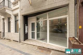 <p><span>Op zoek naar de perfecte plek voor je zaak of investering?</span></p><p><span> </span></p><p><span>Op het Moorkensplein bevindt zich dit goed gelegen handelsgelijkvloers in een kleinschalig gebouw van 4 units, zonder lift. Het gaat om een op te frissen handelsgelijkvloers met extra bureauruimte op het 1ste verdiep. </span></p><p><span>De ligging is absoluut top: centraal gelegen in een bruisende woonwijk op het Moorkensplein, op een steenworp van verschillende leuke adresjes, het openbaar vervoer &amp; het Centraal Station. </span></p><p><span> </span></p><p><span>Een ideale opportuniteit voor wie zijn eerste zaak wil opstarten (kantoorruimte, bureau of als (groeps)praktijk en zoveel meer) of interessant wil investeren in een buurt in volle ontwikkeling. </span></p><p><span>TOPRENDEMENT!</span></p><p><span> </span></p><p><span>Grootste troeven:</span></p><p><span>-Centrale locatie in levendige buurt</span></p><p><span>-Goede zichtbaarheid (veel passage)</span></p><p><span>-Aparte meters voor nutsvoorzieningen</span></p><p><span>- Geen vaste kosten</span></p><p><span>- Eigen meters water/gas en elektriciteit</span></p><p><span>-Veel potentieel (volledig zelf in te richten en in te delen)</span></p><p><span> </span></p><p><span>(Huidige) indeling:</span></p><p><span>De oppervlakte van het gelijkvloers bedraagt 150m². Aan de voorzijde bevindt zich de eerste ruimte van 30m² (ideaal als onthaal of aparte ruimte met eigen inkom). Aansluitend bevindt zich een de volgende polyvalente ruimte (70m²), deze is tevens ook toegankelijk via de gemene inkomhal en geniet van 2 lichtkoepels. Achteraan bevindt zich een tussenkamer (15m²) met aansluitend het apart toilet alsook een keuken (samen 30m²). Via de trap bereik je de extra bureauruimte (25m²) op het eerste verdiep. Tevens is er een kelder inbegrepen van (50m²).</span></p><p><span> </span></p><p><span>Voor meer informatie kan u terecht bij Area Partners: Info@area.be of 03/284.60.60</span></p>