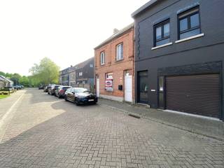 Deze deels te renoveren woning is gelegen in een doodlopende straat op wandelafstand van centrum en kort bij openbaar vervoer en oprit autosnelweg.<br />Inkom , lichtrijke leefruimte met volledig ingerichte open keuken, beneden nog een ruim bureel van ca 12 m2 of mogelijk 5 de slaapkamer.<br />Het eerste verdiep heeft 2 slaapkamers op laminaat en een grote badkamer met ligbad en inloopdoiuche .<br />Het tweede verdiep bevat nog 2 extra slaapkamers.<br />Via grote schuifraam aan leefruimte toegang tot zuid- oost georiênteerde tuin<br />Verder nog een kelder en aparte wasplaats/berging.<br /><br />Palton troeven:<br /><br />Aanbouw en keuken van 2015<br />Nieuwe CV van 2022<br />Nieuwe ramen en veluxen