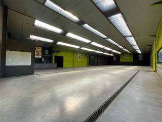 Deze eigendom omvat een woning met loodsen, ideaal gelegen op een terrein van ± 44 are (definitieve opmeting in uitvoering). Gelegen langs een zichtbare locatie in Merchtem, biedt deze eigendom talloze mogelijkheden binnen het agrarisch gebied.Kenmerken van het pand:- Woning en loodsen (32m x 36m) op een terrein van ± 44 are- Deel uitmakend van de kadastrale nummers 0072/00Y000 en 0072/00Z000- Zone-eigen in agrarisch gebied, momenteel gekend als landbouwbedrijf met bedrijfswoning- Vrij van huurder Belangrijke informatie:Volgens de gemeente Merchtem betreft het een onlosmakelijk geheel:- De woning kan niet worden afgesplitst van de bedrijfsgebouwen- De bedrijfsgebouwen kunnen niet onderling worden gesplitst- De site dient in zijn geheel behouden te blijvenVolgens het agentschap landbouw en visserij:Met toepassing van artikel 4.4.23 van de Vlaamse Codex Ruimtelijke Ordening kan een vergunning worden verleend voor het geheel of gedeeltelijk wijzigen van het gebruik van een gebouw of gebouwencomplex van de "hoofdfunctie land- en tuinbouw in de ruime zin", voor zover aan al de volgende voorwaarden voldaan is:1° het gebouw of gebouwencomplex is gelegen in een agrarisch gebied in de ruime zin;2° de nieuwe functie heeft betrekking op volgende activiteiten of combinaties daarvan : een paardenhouderij, een manège, een dierenasiel, een dierenpension, een dierenartsenpraktijk, jeugdlogies, een tuinaanlegbedrijf, een kinderboerderij , een centrum voor dierentherapie (animal assisted therapy) of een instelling waar personen al dan niet tijdelijk verblijven en bij wijze van therapie, onderwijs, opleiding of voorbereiding op de reguliere arbeidsmarkt onder meer land- en tuinbouwactiviteiten of aan de land- en tuinbouw verwante activiteiten uitoefenen, telkens met inbegrip van de gedeelten van het gebouw of gebouwencomplex die worden aangewend voor ondergeschikte functies die noodzakelijk zijn voor de uitoefening van de hoofdfunctie.Voor de toepassing van het eerste lid, 2°, geldt dat de volledige vloeroppervlakte die door eventuele ondergeschikte functies (zowel binnen het hoofdgebouw als binnen de bijgebouwen) in beslag genomen wordt, ten hoogste gelijk is aan 100 vierkante meter. Bij deze publicatie vindt u de wetgeving die op deze eigendom van toepassing is. Aarzel niet om contact op te nemen voor meer informatie of een bezoek ter plaatse.Neem vandaag nog contact met ons op en ontdek de mogelijkheden die deze unieke site te bieden heeft!