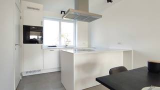 Sint Andries: prachtig nieuwbouwappartement op het gelijkvloers, in het project 'De Brosserie', gelegen op wandelafstand van het Station en de Smedenpoort en nabij alle uitvalswegen. De oplevering is voorzien voor begin 2026 (februari-maart). Voldoet aan alle nieuwste normen, bijzonder energie vriendelijk. Het appartement zelf is een ruim appartement (97 m2) met inkom, woonkamer met open keuken, badkamer, berging en 2 slaapkamers. Mogelijkheid tot bijkopen staanplaats achter het gebouw en kelderberging. Mooi terras 20m2 alsook fietsstalling achteraan. Alle plannen en lastenboek te bekijken op kantoor (nog inspraak mogelijk in afwerking). Perfect appartement voor eigen bewoning of investering (alle winkels te voet bereikbaar, gegeerde huurlocatie, gelegen op gelijkvloers!). MOGELIJKHEID TOT AANKOOP AAN 6% BTW, zowel VOOR EIGEN BEWONING als VOOR INVESTERING (verhuur 15 jaar) ! Bel ons voor info of bezoek: 050/70 70 00 of 0475/812 810<br />(Foto's zijn van modelappartement)