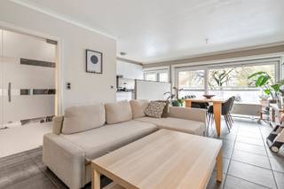 Dit prachtig appartement geniet van een topligging nabij belangrijke invalswegen en de E17, en bevindt zich op fietsafstand van het centrum van Sint-Niklaas. Het appartement beschikt over twee slaapkamers en een lichtrijke leefruimte met open keuken, die naadloos aansluit op de living. Daarnaast is er een aangenaam terras waar u kan genieten van de buitenlucht. Dankzij het gunstige EPC, de conforme elektriciteit en het asbestveilige attest is dit appartement volledig instapklaar, zonder bijkomende renovatiekosten. Bovendien is het momenteel verhuurd, wat het ook bijzonder interessant maakt voor investeerders die op zoek zijn naar een stabiel rendement en een zorgeloze investering.
