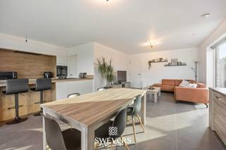 Voor meer info en foto’s, surf naar www.swevers.be – Deze recente en energiezuinige woning uit 2024 aan de Verdaelstraat 61/A in Geetbets combineert veel ruimte met een praktische indeling en een open uitzicht achteraan. Gelegen aan de rand van natuurgebied Aronst hoek geeft deze wandelen en de rust opzoeken als extra troef. Met een bewoonbare oppervlakte van 230 m², vijf slaapkamers en een perceel van 5a 84ca biedt ze volop mogelijkheden voor gezinnen, thuiswerk en hobby’s. Op het gelijkvloers bevinden zich een inkomhal, een leefruimte van 34 m², een aansluitende keuken van 11 m², een apart toilet, een berging van 10 m² en een extra kamer. De eerste verdieping omvat drie slaapkamers en een centraal gelegen badkamer. In totaal telt de woning vijf slaapkamers van 40 m², 19,5 m², 18 m², 16 m² en 13 m². Via een vaste trap bereik je de ruime tweede verdieping met dakvlakvensters en technische installaties. Buiten geniet je van een noordoostelijk georiënteerde tuin van ca. 360 m² met vrij zicht achteraan. Voor een carport is reeds een vergunning aanwezig en optioneel kan een laadpaal voorzien worden. Zonnepanelen, isolerende beglazing, warmtepomp met koelfunctie en vliegenramen verhogen het wooncomfort. Ook de ligging is praktisch: een bushalte ligt op 70 meter, scholen en kinderopvang op ca. 2 km en winkels en ontspanning zijn vlot bereikbaar. Voor meer informatie, bel 012 699 900. De vermelde oppervlaktes zijn een indicatie..
