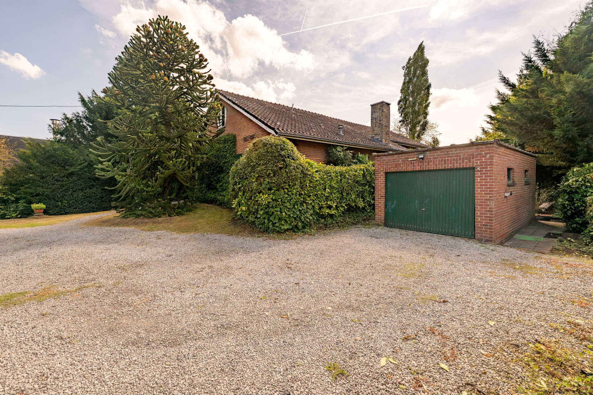 Charmante, op te knappen, statige villa met 3 slaapkamers en garage op een ruim perceel gelegen in het groen TE KOOP in Wielsbeke. - foto 4