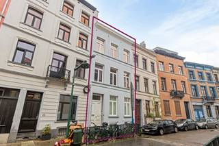 Discover this investment property with 3 bright apartments, ideally located in a quiet and green residential area of Brussels. Here, you can live...