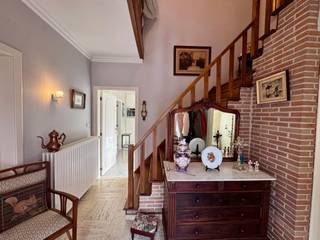 <p><span>Halfopen bebouwing in rustige straat te As</span></p><p><span>Deze charmante halfopen bebouwing is gelegen in de rustige straat Overeinde in As, op een perceel van 6a 79ca. De woning, gebouwd in 1974, beschikt over een bewoonbare oppervlakte van 172 m² en biedt tal van troeven voor wie op zoek is naar ruimte en comfort.</span></p><p><span>Bij het betreden van de woning komt u in een ruime inkomhal met gastentoilet. Van hieruit heeft u toegang tot de lichtrijke eet- en woonkamer, afgewerkt met een stijlvolle parketvloer. De woonkamer is uitgerust met een gezellige gashaard en convectoren, wat zorgt voor extra comfort.</span></p><p><span>Aansluitend bevindt zich de keuken van Gopa, voorzien van een duurzaam granieten werkblad. Zowel het werkblad als de vloer werden vernieuwd in 2013.</span></p><p><span>Via de nachthal bereikt u drie slaapkamers: twee ruime kamers en één kleinere kamer, die momenteel ingericht is als bureauruimte. De badkamer is uitgerust met een douche, toilet en een ruim badkamermeubel.</span></p><p><span>De woning beschikt over een kelder waar zich de aansluitingen voor wasmachine en droogkast bevinden, evenals de aardgasketel van Viessmann. Daarnaast is er een geïsoleerde zolder aanwezig.</span></p><p><span>Op vlak van energie en duurzaamheid zijn er reeds 12 zonnepanelen geplaatst in 2022. Verder is de woning voorzien van dubbele beglazing met houten ramen, rolluiken en heeft ze een EPC-score C.</span></p><p><span>Buiten geniet u van een aangenaam terras met zonnewering en een verzorgde tuin met tuinhuis. De ruime garage biedt plaats aan twee wagens en is uitgerust met een elektrische poort.</span></p><p><span>Kortom, een goed onderhouden woning gelegen in een rustige en aangename buurt.</span></p><p><span> </span></p><p><span>De woning komt vrij in maart 2027.</span></p><p><span> </span></p><p><span>Meer info of graag een bezichtiging? Neem contact op met Iris via 0483 110875 of Iris@jemar.be</span></p>