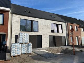 <strong>Prachtige moderne en energiezuinige nieuwbouwwoningen met 3/4 slaapkamers op een mooi perceel te Turnhout<br /><br />Zeer gunstig gelegen</strong> in een rustige kindvriendelijke omgeving op een boogscheut van de Grote Markt en scholen alsook een vlotte bereikbaarheid naar de autosnelweg E34, Antwerpen - Eindhoven<br /><br />Deze<strong> ruime en tijdloze woningen</strong> bestaan uit een inkomhal met vestiaire en gastentoilet, een<strong> zeer ruime en lichtrijke woonkamer van +/- 60 m²</strong> met vooraan een open keuken. Vanuit de inkomhal toegang naar de handige berging + wasruimte. Er werd eveneens een extra buitendeur voorzien voor makkelijke toegang met fietsen.<br /><br />Op de eerste verdieping treffen we <strong>drie slaapkamers,</strong> een aparte toilet en een badkamer met natuurlijk licht die ruimte biedt voor zowel een bad als douche. Men heeft de mogelijkheid om in de grootste slaapkamer eveneens een dressing te voorzien.<br /><br />De trap naar de tweede verdieping wordt ook reeds geplaatst zodat u hier vrij eenvoudig een grote extra slaapkamer, hobby- of werkkamer kan realiseren. Hier bevindt zich ook de technische ruimte.<br /><br />Om het <strong>E peil 20 </strong>te bereiken maakt men gebruik van <strong>duurzame en energie-efficiënte </strong>middelen zoals : <strong>een warmtepomp, vloerverwarming, zonnepanelen, ventilatiesysteem D, enz <br /><br />Het gaat om een perceel van 258 m² </strong>in een mooie en rustig gelegen omgeving en <strong>ruime woning van +/- 216 m².<br /><br />Momenteel heeft men nog inspraak in de keuze van keuken, sanitair en vloeren. Dus wees er snel bij!<br /></strong><br />De woning kan ook semi-casco aangekocht worden tegen een verlaagde prijs. <br /><br /><strong>Voor meer informatie, plannen, lastenboeken en prijzen</strong> of een bezoek contacteer ons via info@dilegno.immo of 014 70 73 23.