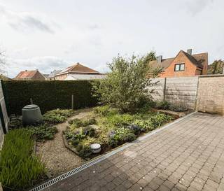 Ruime instapklare rijwoning aan het einde van een doodlopende straat in een fijne, rustige woonwijk te Eeklo.* Locatie:Rustig gelegen, maar met veel...