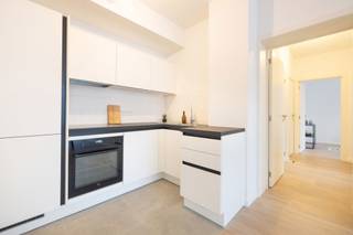 <span><strong>LAEKEN</strong></span> - APPARTEMENT DUPLEX avec 3 grandes chambres (12m² - 13m² - 18m²) et 2 salles de bain. Petite copropriété avec des appartements de 2 et 3 chambres. Appartement comprenant un hall d'entrée, un SALON de 39 m² donnant sur une TERRASSE spacieuse (9,7m²), une cuisine séparée, des toilettes invités et un premier espace de rangement. A l'étage se trouve les chambres, le 2ème débarras, les salles de bains et une petite terrasse. Super PEB A- avec utilisation partagée des PANNEAUX SOLAIRES et ISOLATION EXTRA HAUTE. Cave à acheter, parking en option. Vente soumise aux droits d'enregistrement (12,5%) sur la valeur du terrain et à la TVA (21%) sur la valeur de la construction. Visitez maintenant EXCLUSIF avec TREVI !