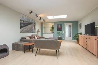 Ruime instapklare woning met 4 slaapkamers, 2 badkamers, tuin en garage op een steenworp van de Gavers (elektriciteit goedgekeurd, zonnepanelen, <strong>Energielabel D wordt behaald met een minimum aan kosten..</strong>.) AI werd hier enkel gebruikt om ruimtes clean te maken. Er werd niets gewijzigd aan de vaste inrichting).