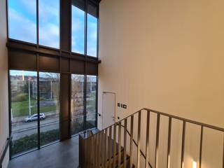 Fenomenaal gelegen nieuwbouw kantoorruimte met een oppervlakte van 400 m² te huur op 1,3 km van de R0 exit 17 Brussel-Centrum. De lichtrijke...