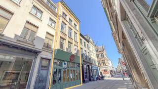 <p>Uiterst interessant gelegen handelshuis met een royale, totale oppervlakte van ca 485 m², gelegen in de Wolstraat, om de hoek van de Sint-Carolus Borromeuskerk dus hartje historisch centrum. Omringd door pittoreske straatjes met schilderachtige huizen en binnenplaatsjes, maar ook gezellige lunchspots en trendy barretjes. De Grote Markt met het stadhuis, de Groenplaats met de iconische Boerentoren, de Kathedraal en het gezellige Hendrik Consciencepleintje met talrijke gezellige restaurantjes zijn vlakbij en zorgen voor een bruisende omgeving.</p>
<p>Het pand bestaat origineel uit een voor- en achterhuis met een centrale vide die beide verbindt.</p>
<p>Het pand wordt thans gebruikt als horeca gelijkvloers met bovengelegen kantoren. Op de bovenste twee verdiepingen (+3 en +4) is een appartement ingericht met drie slaapkamers.</p>
<p>Doorheen het pand zijn nog tal van authentieke elementen aanwezig. Mooie plafondhoogtes met houten moerbalken, originele plankenvloeren en prachtige geornamenteerde ramen.</p>
<p>De centrale vide met bovenaan opengewerkte koepel zorgt voor een aangename lichtinval middenin in het pand.</p>
<p>Op het gelijkvloers werd het perceel volledig bebouwd. Het betreft één grote open ruimte met achteraan het sanitair voorzien en een kleine bergruimte. Zowel vooraan als achteraan is het pand onderkelderd.</p>
<p>Via de centrale trap met overloop bereikt u de eerste verdieping. Aan de straatzijde is vooraan een karaktervolle ruimte voorzien van ca 52 m². Aan de achterzijde bevindt zich een kleinere ruimte van ca 24 m².</p>
<p>Op de tweede verdieping vinden we praktisch een kopie van de ruimte van ca 52 m² aan de straatzijde. De originele schouwmantel geeft deze ruimte nog een extra touch. Ook aan de achterzijde werd een aparte ruimte ingericht als kantoor, wederom ca 24 m².</p>
<p>De derde en vierde verdieping zijn thans ingericht als duplexappartement. Aan de voorzijde is de leefruimte met open keuken. Bergruimte aan de achterzijde. Op de vierde en tevens bovenste verdieping bevinden zich de drie slaapkamers en badkamer.</p>
<p>Mits de nodige opfriswerken kan het pand naar een hoger niveau gebracht worden.</p>