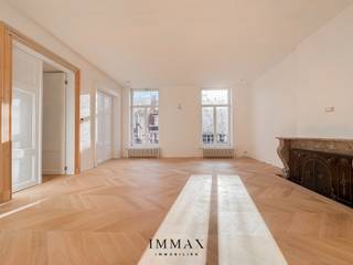 In het hart van Assebroek, verscholen in de tijdloze grandeur, bevindt zich dit uitzonderlijk stijlvolle gelijkvloers appartement met twee...