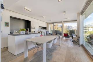 In de Rietveld-residentie Jean Prouvé te Sint-Idesbald (Koksijde) vinden we dit modern appartement (93 m²) met 2 slaapkamers en mooi terras (16 m²)...