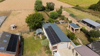 <p><span><strong>KIJKDAG DO 10/09 | TOPPER | ENERGIEZUINIGE WONING MET LOODS OP 893M² TE DENTERGEM</strong></span><br /><span>Ben je op zoek naar een instapklare woning met loods maar wil je niet inboeten qua energiezuinigheid, hedendaagse normen en ruimte? Dan is dit je kans! </span><br /><span>Deze instapklare woning met loods is gelegen langs de Markegemsesteenweg te Dentergem, vlakbij bakker, slager, school, bibliotheek, supermarkt,... en werd grondig gerenoveerd met nieuwe aanbouw in 2001, nieuwe ramen + muurisolatie (2015), vloeren en keuken (2011), badkamer (2013),...</span><br /><span>Tot slot is er een ruime loods van maar liefst 112m² met recent dak en nog eens 21 zonnepanelen. Ideaal als opslag, atelier, hobby of polyvalente ruimte.</span><br /><span>Kijkdag op afspraak donderdag 10 september, mail of bel om jouw afspraak vast te leggen.</span></p><p><span><strong>INDELING: </strong></span><br /><span>We komen binnen in de inkomhal met rechtstreekse toegang tot de leefruimte. De leefruimte biedt voldoende plaats voor een ruime zithoek en eetplaats. Naast verwarming met warmtepomp kan men hier in de winter ook extra genieten van de gezellige palletkachel. Aansluitend vinden we de ruime open en geïnstalleerde keuken (koelkast | oven | stoomoven | dubbele spoelbak | vaatwasmachine | kookplaat | dampkap) met voldoende kastruimte alsook plaats voor een extra zithoek. Achterliggend bevindt zich de koele berging, de badkamer met inloopdouche en lavabo met meubel alsook de wasplaats. Verder is er gelijkvloers alvast 1 slaapkamer of bureauruimte voorzien.</span><br /><span>Op het eerste verdiep is er nachthal met toegang tot 2 ruime slaapkamers. </span><br /><span>Naast de woning is er een brede oprit met recente geautomatiseerde poort die uitgeeft op de binnenkoer met toegang tot het ruime bijgebouw van maar liefst 112m², tevens voorzien van een automatische poort, laadpaal, 21 zonnepanelen en drijfkracht.</span><br /><span>Tot slot is er een mooie grote tuin aanwezig met extra terras en met mooi zicht op agrarisch landschap om volledig tot rust te komen.</span></p><p><span><strong>TROEVEN: </strong></span><br /><span>- Bijgebouw van 112 m²</span><br /><span>- Perceel van 893m²</span><br /><span>- Energiezuinig - label B</span><br /><span>- Instapklaar</span><br /> </p>
