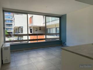 Dit gerenoveerd appartement is de ideale keuze voor wie op zoek is naar een comfortabele woonst in het centrum van Leuven. <br /><br />Met zijn gunstige ligging kunt u genieten van alle voordelen van het stadsleven, terwijl u toch in een rustige omgeving woont.<br /><br />Het appartement is gelegen in het binnengebied van de residentie. Via een buitentrap komt u aan de voordeur van het appartement. <br /><br />Het appartement bestaat uit een lichtrijke inkom die toegang geeft tot de slaapkamer met ensuite de badkamer voorzien van een inloopdouche en lavabomeubel, een apart toilet met lavabo en plaats voor een wasmachine. Verder kom de inkom uit op ruime, lichtrijke woonkamer met volledig geïnstalleerde leefkeuken. <br /><br />Via de grote ramen is er een aangenaam zicht op het binnenplein. In de zomer kunnen 2 van de 3 ramen open en heeft u een gezellig terrasgevoel in het appartement.<br /><br />Bijkomend pluspunt zijn de lage maandelijkse kosten die zorgen voor een interessante opportuniteit voor starterswoonst of als investering voor de studerende kinderen. Zeker ook de ligging van het station om 5 min te voet geeft dit appartement een schitterende mobiscore.<br /><br />Of u nu op zoek bent naar uw eigen plekje in het centrum van Leuven of een slimme investering wilt realiseren, kom dit appartement ontdekken. Maar nu uw afspraak via info@immoruelens.be