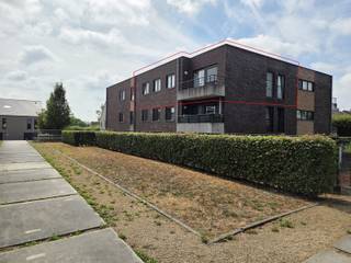 <p>Het appartement is gelegen op de 2<sup>de</sup> verdieping, is een lichtrijk appartement en omvat een zeer ruime living met eetplaats en open keuken en een schuifdeur met toegang tot het gezellig terras.<br />Verder beschikt het appartement over een inkomhal, 3 volwaardige slaapkamers, apart toilet en volledig geïnstalleerde keuken.<br /><br />Ligging: gelegen in een rustige wijk in een doodlopende straat. Op wandelafstand van het station van Denderleeuw, bussen, scholen, winkels en het centrum;<br /><strong>LET OP: ondergrondse staanplaats inbegrepen in de prijs!</strong><br /><br />Enkele troeven:<br />- Energiezuinig (EPC B) en elektriciteit conform <br />- Instapklaar en modern afgewerkt<br />- 3 volwaardige slaapkamers<br />- Mooi terras<br />- Ondergrondse parkeerplaats inbegrepen</p>
<p>Een ideale keuze voor wie comfortabel wil wonen op een strategische locatie tussen Aalst en Brussel. Grijp uw kans en ontdek dit prachtige appartement zelf dat ruimte combineert met licht en een uitstekende ligging!</p>
<p>Geïnteresseerd in dit appartement? Neem contact op met WSB-Immo via 0479 09 09 09 of via www.wsb-immo.be.</p>