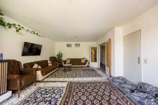 <p>In het populaire Deurne Zuid vinden we in een gebouw met 6 appartementen dit leuke appartement terug op de derde verdieping. Het appartement is te bereiken via trap of lift. We betreden het appartement in een aangename inkomhal. Aan de voorzijde is er een ruime living op blokjesparket met zicht op het groene pleintje voor de deur. Naast de leefruimte is er een keuken met een elektrisch kookplaat, kasten en spoelbak voorzien.</p><p></p><p>Aan de achterzijde vinden we een vernieuwde badkamer met bad en enkele lavabo. Hier vinden we ook de aansluiting wasmachine en individuele ketel terug. Op de gang is er een apart toilet. Achteraan zijn er 3 volwaardige slaapkamers (14, 9,5 en 10 m²). Tenslotte is er een leuk terras aanwezig met West-oriëntatie waar u kan genieten van de middag- en avondzon.</p><p></p><p>Op de gelijkvloerse verdieping vinden we een kelderberging terug.</p><p></p><p>Het appartement is heden verhuurd aan 1.195,50 €/maand. De maandelijkse kosten bedragen ongeveer 75 €/maand. Boek snel uw afspraak via 03/459.89.59 of via onze website.</p>