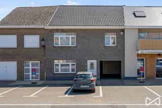 <p>Dit aangename duplex-appartement is gelegen in het centrum van Zwalm, in een kleinschalige residentie bestaande uit slechts twee entiteiten. Centraal gelegen in de nabijheid van winkels, scholen en openbaar vervoer op korte afstand. Bovendien geniet de woning van een vlotte verbinding richting onder meer Zottegem, Oudenaarde en Gent.</p>
<p>Het appartement omvat een <strong>gezellige woonkamer</strong>, een <strong>afzonderlijke keuken</strong>, een <strong>badkamer</strong> en <strong>twee slaapkamers</strong>. De gelijkvloerse ligging zorgt voor een bijzonder praktische toegankelijkheid en maakt het appartement geschikt voor zowel starters, een klein gezin als investeerders.</p>
<p>De kleinschaligheid van het gebouw zorgt voor een aangename en rustige woonomgeving met slechts één andere wooneenheid.</p>
<p><strong>Troeven:</strong></p>
<ul>
<li>Gelijkvloers appartement</li>
<li>Kleinschalige residentie met slechts 2 entiteiten</li>
<li>2 slaapkamers</li>
<li>Praktische indeling</li>
<li>Gelegen in het centrum van Zwalm</li>
<li>Goede verbinding naar Zottegem, Oudenaarde en Gent</li>
<li>Interessant als eigen woning of investering</li>
</ul>
<p><strong>Interesse?</strong><br />Neem vandaag nog contact op voor meer informatie of een bezoek ter plaatse op het nummer 055/ 59 50 10</p>