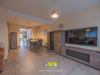 <span><strong>HALFVRIJSTAANDE WONING OP EEN PERCEEL VAN 13A07CA TE DILSEN-STOKKEM (LANKLAAR) <br /><br />TROEVEN<br /></strong>- Alle belangrijke voorzieningen in de buurt. Goede verbinding naar omliggende gemeenten!<br />- EPC-label D: geen renovatieverplichting.<br />- Diverse renovaties tussen 2019-2021: interieur, ramen & deuren, elektriciteit,...<br />- Rolluiken. <br />- Overdekt terras met zicht op de tuin. <br />- Volledig omheinde tuin.<br />- Diepe tuin aan de achterzijde van de woning. <strong><br /><br />KELDERVERDIEPING -01 (6,61m²): </strong>bergkelder. <strong><br /><br />GELIJKVLOERS (87,62m²)<br /></strong>- Inkomhal (6,61m²): trap naar verdieping +01, vestiaire, tegelvloer. <br />- Woonkamer (30,85m²): tegelvoer</span><br /><span>- Keuken (25,79m²): geïnstalleerd met onder- en bovenkasten, lades, keramische kookplaat, dampkap, vaatwasser, oven en microgolfoven, schuifraam naar overdekt terras, tegelvloer. <br />- Badkamer (10,22m²): badkamermeubel met dubbele lavabo, onderkast met lades, spiegelkast, kolomkast, ligbad en aparte douche, aansluitingen wasmachine en droogkast; wandbetegeling, tegelvloer. </span><br /><span>- Toilet (2,15m²): hangtoilet en lavabo, wandbetegeling, tegelvloer. </span><br /><span>- Berging (7,69m²): ruimte met diverse mogelijkheden, tegelvloer.</span><br /><span>- Sas (4,31m²): tegelvloer.</span><br /><br /><span><strong>VERDIEPING</strong> <strong>+01 (36,32m²)</strong></span><br /><span>- Overloop (2,34m²): trap naar verdieping +01, trap naar zolder, laminaatvloer.<br />- Toilet (3,49m²): hangtoilet en lavabo, wandbetegeling,tegelvoer.<br />- Slaapkamer 1 (11,71m²): laminaatvloer.<br />- Slaapkamer 2 (10,10m²): laminaatvloer.<br />- Slaapkamer 3 (8,68m²): laminaatvloer.<br /><br /><strong>BERGZOLDER VERDIEPING</strong> <strong>+02 | </strong>bereikbaar via zolderluik met vlizotrap. </span><br /><br /><span><strong>EXTERIEUR</strong></span><br /><span>- Overdekt terras met zicht op de tuin: tegelvloer. <strong><br /></strong>- Volledig omheinde tuin. <br />- Beklinkerde oprit<br /><br /><strong>RENOVATIES 2019-2021:<br /></strong>- Interieur<br />- Ramen en deuren<br />- Isolatie<br />- Verwarming en sanitair<br />- Elektriciteit<br />- Voegwerken<br /><br />Bekijkt u deze advertentie via een aanverwante vastgoedsite, surf dan zeker naar onze website <strong>www.N78vastgoed.be</strong> voor een uitgebreide beschrijving en foto's. <strong>Meer info: +32 (0)89 86 18 88 of info@N78vastgoed.be.</strong></span>