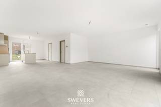 In het stijlvolle nieuwbouwproject "Milda" wacht een prachtige instapklare woning op zijn eerste bewoners. Deze moderne en duurzame woning, gebouwd in 2024, combineert hedendaags comfort met een gunstige ligging in het rustige Sint-Lambrechts-Herk, een deelgemeente van Hasselt. Hier geniet je van een groene, autoluwe omgeving terwijl alle faciliteiten binnen handbereik liggen.<br /><br />Met een bewoonbare oppervlakte van 169,40 m² biedt deze woning ruimte en functionaliteit. De strakke architectuur, grote raampartijen en kwalitatieve afwerking maken dit huis bijzonder aantrekkelijk. Dankzij het BEN-label (bijna-energieneutraal) met vloerverwarming en een warmtepomp ben je verzekerd van lage energiekosten en een optimaal wooncomfort.<br /><br />Binnenkomen doe je via een inkomhal met gastentoilet. De lichtrijke leefruimte vormt het hart van de woning, waar de open keuken naadloos aansluit op de eet- en zithoek. De keuken is stijlvol en voorzien van hoogwaardige materialen en toestellen. De grote schuiframen zorgen voor een overvloed aan daglicht en geven toegang tot het ruime terras en de zuidgerichte tuin – de ideale plek om te ontspannen na een drukke dag. Verder is er op de gelijkvloerse verdieping een handige berging die extra opbergruimte biedt.<br /><br />Op de eerste verdieping bevinden zich drie volwaardige slaapkamers. De masterbedroom van 16 m² voelt ruim aan en biedt voldoende plaats voor een groot bed. De tweede en derde slaapkamer, met oppervlaktes van 12,30 m² en 10,90 m², zijn perfect als kinderkamer, bureau of logeerkamer. De badkamer is modern ingericht met een dubbele wastafel, een ruime inloopdouche en een bad. Daarnaast is er nog een aparte wc en een extra berging.<br /><br />De zuidgerichte tuin is een absolute troef. Hier geniet je de hele dag door van zonlicht en een vrij uitzicht op de groene omgeving. De combinatie van het terras en het gazon biedt eindeloze mogelijkheden voor zowel ontspanning als gezellig samenzijn. In de zomer wordt dit ongetwijfeld je favoriete plek om te vertoeven.<br /><br />Als bewoner van dit BEN-project profiteer je niet alleen van een duurzame woning, maar ook van een mogelijke verlaging van de onroerende voorheffing gedurende enkele jaren. <br /><br />De ligging van deze woning is een perfecte mix tussen rust en bereikbaarheid. Op slechts 500 meter van de E313, 200 meter van winkels, 1 km van restaurants, 1,5 km van scholen en 50 meter van openbaar vervoer, woon je hier uiterst centraal zonder in te boeten op woonkwaliteit. Daarnaast biedt de omgeving tal van wandel- en fietsroutes voor natuurliefhebbers.<br /><br />Een moderne, instapklare en energiezuinige woning in een autoluwe buurt, met een uitstekende ligging en veel ruimte – dat is wat deze woning jou te bieden heeft. Wil je deze prachtige woning zelf ontdekken? Plan vandaag nog een bezichtiging in via 011 255 155.