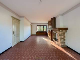 <p><strong>INSTAPKLARE VILLAWONING</strong><span> met prachtig vergezicht en </span><strong>FLEXIBELE INDELING</strong><span> op een </span><strong>ROYAAL PERCEEL VAN CA. 1077 M²</strong><span> in het aangename Bevere (Oudenaarde). Deze statige eigendom combineert charme, ruimte en functionaliteit en biedt met zijn </span><strong>BEWOONBARE OPPERVLAKTE VAN CA. 195 M²</strong><span> een ideale thuis voor wie </span><strong>PRIVÉ EN PROFESSIONEEL</strong><span> wil combineren. De lichtrijke leefruimte kijkt uit op groen en sluit naadloos aan op de moderne keuken, terwijl de </span><strong>GELIJKVLOERSE SLAAPKAMER, PERFECT ALS BUREAU OF PRAKTIJKRUIMTE</strong><span>, een unieke meerwaarde vormt. Op de verdieping bevinden zich </span><strong>DRIE VOLWAARDIGE SLAAPKAMERS</strong><span> en een </span><strong>RECENT VERNIEUWDE BADKAMER</strong><span> die het comfort vervolledigt. De </span><strong>GROTENDEELS VOLLEDIG ONDERKELDERDE</strong><span> woning </span><strong>MET INPANDIGE GARAGE</strong><span>, bergzolder en meerdere functionele ruimtes biedt tal </span><strong>VAN MOGELIJKHEDEN VOOR HOBBY, STOCKAGE OF ATELIER</strong><span>. De </span><strong>ZONOVERGOTEN TUIN MET WIJDS UITZICHT</strong><span> op de omliggende velden vormt een oase van rust. Gelegen aan de </span><strong>STADSRAND VAN OUDENAARDE</strong><span>, geniet u van een </span><strong>VLOTTE VERBINDING NAAR DE N60</strong><span> en een uitstekende bereikbaarheid van scholen, winkels en andere voorzieningen.</span></p>
<br /><br />Adres: Kortrijkstraat 355 te Oudenaarde<br /><br />Geen renovatieplicht; P-score: A, G-score: A