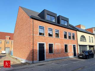 <p>Welkom in deze fantastische nieuwbouwwoning in Lokeren!</p><p>Dit project komt in aanmerking voor het gunsttarief van 6%BTW!</p><p>Een ruime gezinswoning met een klassiek-modern karakter. Dit pand wordt sleutel op de deur afgewerkt en afhankelijk van de fase waarin u koopt, nog helemaal personaliseerbaar. Contacteer ons gerust om het lastenboek en de plannen in detail door te nemen.<br />Met een bruto bewoonbare oppervlakte van ca. 290m² en een grondoppervlak van ca. 163m², beschikt deze woning over vijf slaapkamers en een bureau, ideaal voor wie ruimte kan waarderen. Heb je nood aan twee badkamers, dan kan je op de tweede verdieping nog een extra badkamer creëren. <br />Ook de tuin en het terras worden mooi aangelegd.</p><p>Architectonische highlights: Het pand toont een karaktervolle bakstenen voorgevel met arduinen sierelementen. Deze klassieke toets, in combinatie met hedendaagse accenten geeft dit huis een eigentijds uiterlijk dat perfect aansluit in de omgeving.<br />Buitenruimte: Geniet van een aangenaam aangelegde buitenzone met terras en tuingedeelte. De grote raampartijen -zowel beneden als boven-  zorgen voor een optimale doorstroming van daglicht en een visuele connectie met de groene omgeving.<br />Potentieel: De nieuwbouwwoning presenteert zich als de uitgelezen kans om ruim en energiezuinig te wonen. Bovendien kan je alles af naar eigen smaak laten afwerken, afhankelijk van de bouwfase!<br />Locatie: Gelegen in het gezellige Lokeren, een ideale plek voor gezinnen die waarde hechten aan gemeenschapszin en lokale voorzieningen.</p><p>Dit huis belooft een geweldige investering voor wie een kant-en-klare woning zoekt, afgestemd op de toekomst!</p>