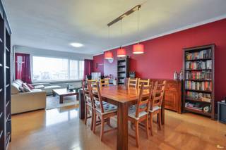 <p><span>Op een zeer centrale locatie in Borgerhout, vinden we dit aangename 2slk appartement.</span></p><p><span> </span></p><p><span>Het appartement bevindt zich op de bovenste verdieping en is met de lift of trap bereikbaar.</span></p><p><span>We betreden het appartement via de centrale inkomhal, voorzien van een ingemaakte kast. Het toilet is apart.</span></p><p><span>Aan de voorkant van het appartement vinden we de woonkamer (34m²). Door de ligging op de bovenste verdieping, geniet u hier van een aangenaam uitzicht.</span></p><p><span>De keuken bevindt zich eveneens vooraan.</span></p><p><span> </span></p><p><span>Aan de achterzijde beschikt het appartement over 2 slaapkamers (12,5m² en 11m²), deze zijn voorzien van rolluiken.</span></p><p><span>Hier hebben we toegang tot het aangename zuid-west terras.</span></p><p><span>Centraal vinden we de badkamer met ligbad en lavabo. Aansluiting voor wasmachine is hier aanwezig.</span></p><p><span>Daarnaast hebben we nog een zeer ruime berging/bureau ruimte ter beschikking.</span></p><p><span> </span></p><p><span>Bij dit appartement bieden we een garagebox aan in de ondergrondse parkeergarage aan 30.000 euro.</span></p><p><span> </span></p><p><span>EPC: 247 kWh/m²j (C-label)</span></p><p><span>Stedenbouwkundige inlichtingen in aanvraag.</span></p><p><span>P- en G score:B</span></p><p><span> </span></p><p><span>Voor meer info of een bezoek ter plaatse bel 03/449.42.41 of surf naar www.habicom.be</span></p><p><span>De waarde van uw eigendom kennen ? Contacteer vrijblijvend onze habicom expert in uw buurt.</span></p>